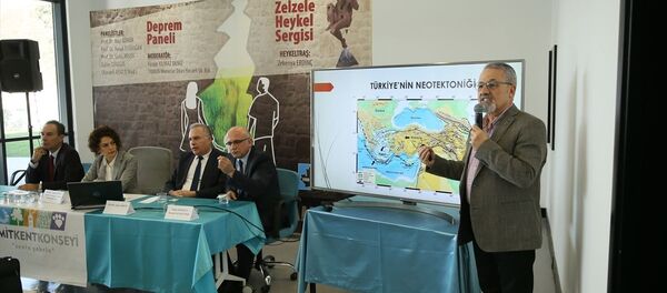 İzmit Kent Konseyince İzmit Belediyesi Deprem Müzesi'nde Deprem paneli düzenlendi. Jeoloji Yüksek Mühendisi Prof. Dr. Naci Görür, bir sunum yaptı. - Sputnik Türkiye