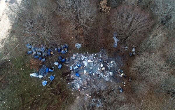 Kırklareli'nde Kapaklı köyünün Taşlık mevkisinde ormanlık alana atılan variller - Sputnik Türkiye