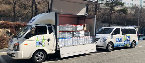 Güney Kore milli içkisi 'soju'nun üreticilerinin bağışladığı etanol, dezenfekte faaliyetleri için koronavirüs salgınının merkezindeki Daegu kentine ulaştı. - Sputnik Türkiye