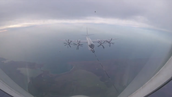 Tu-142 ve Su-30SM uçaklarının Kırım semalarında yakıt ikmali - Sputnik Türkiye