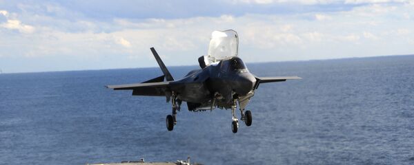 F-35B Lightning II, USS Wasp uçak gemisi üzerindeki piste ilk kez dikey iniş gerçekleştiriyor. - Sputnik Türkiye