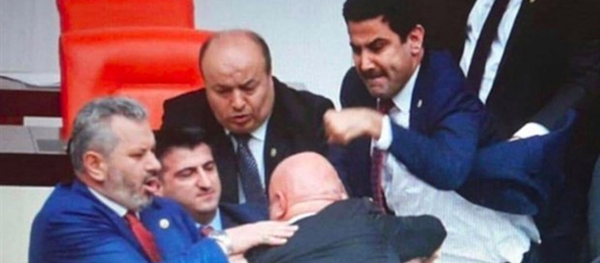 Engin Özkoç'a yumruk atan AK Partili Yıldız'ın eli 3 yerden kırılmış - Sputnik Türkiye