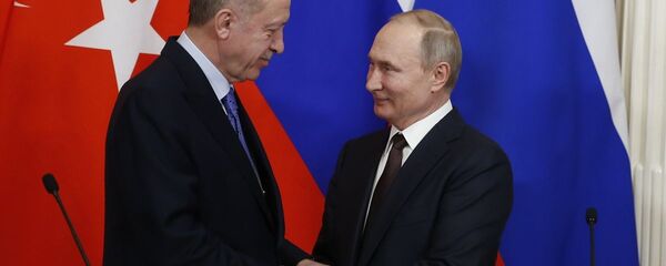 Türkiye Cumhurbaşkanı Recep Tayyip Erdoğan ile Rusya Devlet Başkanı Vladimir Putin, Kremlin Sarayı'ndaki baş başa ve heyetler arası görüşmenin ardından ortak basın toplantısı düzenledi. - Sputnik Türkiye