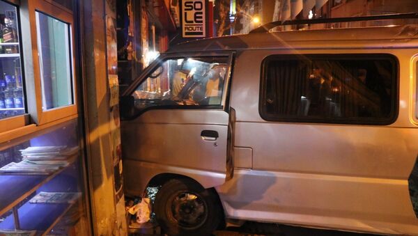 Yalova'da alkollü sürücüsü önce park halindeki otomobile çarptı, ardından dükkana çarparak durabildi. - Sputnik Türkiye