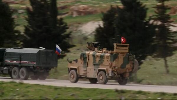 Ruptly, Serakib yakınlarında M4 Karayolu boyunca ilerleyen Rus ve Türk güçlerin görüntülerini yayınladı - Sputnik Türkiye
