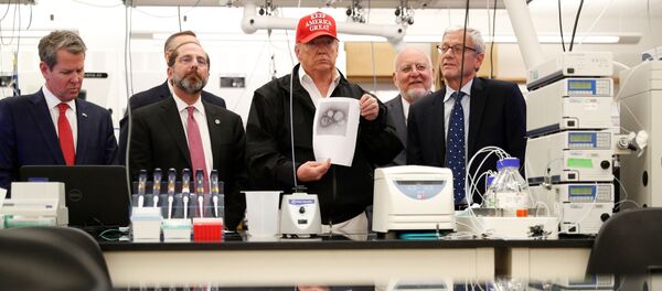 ABD Hastalıkları Kontrol ve Önleme Merkezini (CDC) ziyaret ederek yeni tip koronavirüse (Kovid-19) karşı alınan tedbirlerle ilgili brifing alan ABD Başkanı Donald Trump - Sputnik Türkiye