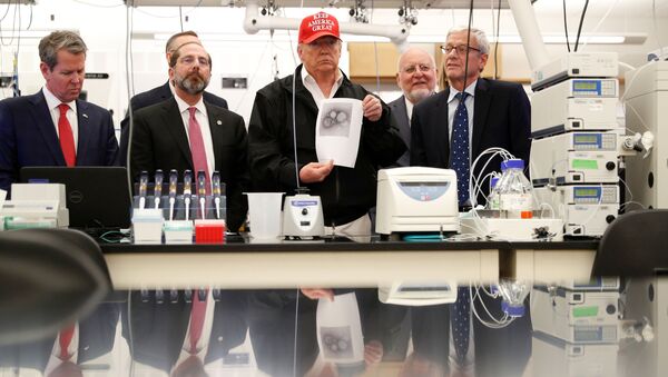 ABD Hastalıkları Kontrol ve Önleme Merkezini (CDC) ziyaret ederek yeni tip koronavirüse (Kovid-19) karşı alınan tedbirlerle ilgili brifing alan ABD Başkanı Donald Trump - Sputnik Türkiye