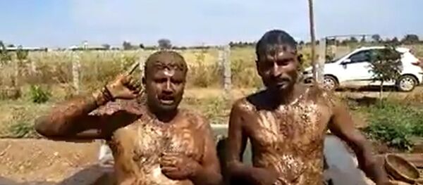 Hindistan’da korona endişesiyle ineğin dışkıyla duş alıyorlar - Sputnik Türkiye