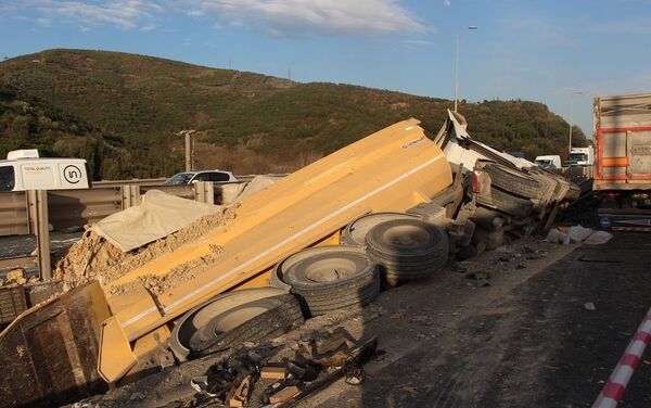 TEM’de 5 aracın karıştığı kazada otomobil viyadükten uçtu: 7 yaralı - Sputnik Türkiye