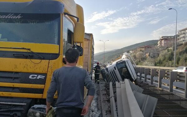 TEM’de 5 aracın karıştığı kazada otomobil viyadükten uçtu: 7 yaralı - Sputnik Türkiye