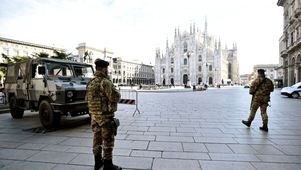 Koronavirüs yüzünden karantina alınan İtalya ekonomisinin merkez kenti Milano'nun Duomo Meydanı'nda askerler nöbet tutarken... - Sputnik Türkiye