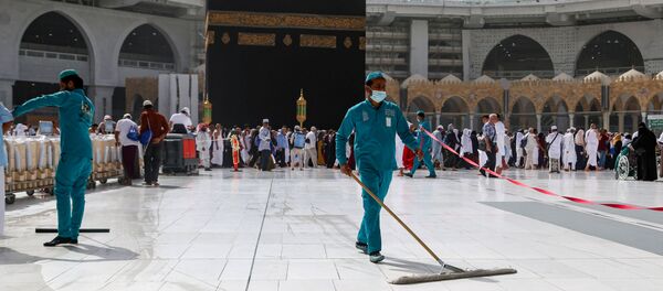 Mekke'deki Kabe'de koronavirüs nedeniyle temizlik çalışmaları maskeyle yürütülüyor. Mekke'deki Kabe'de koronavirüs nedeniyle temizlik çalışmaları maskeyle yürütülüyor. - Sputnik Türkiye