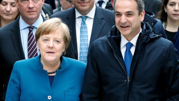 Almanya Başbakanı Angela Merkel ile Yunanistan Başbakanı Kiriyakos Miçotakis, Berlin'deki Alman-Yunan Ekonomi Forumu'na katılırken - Sputnik Türkiye