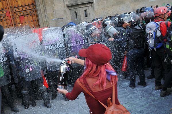 Meksika'da milyonlarca kadın, ülkedeki kadın cinayetlerini protesto etmek amacıyla bir günlük greve gitti.  - Sputnik Türkiye