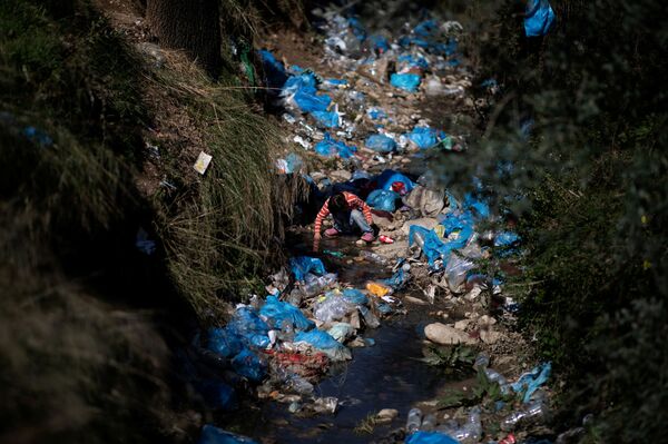 13 bin kişinin kaldığı Moria mülteci kampında ilk Kovid-19 vakası - Sputnik Türkiye