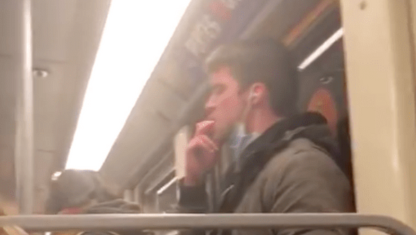 Belçika'da tükürüğünü metroya silen adam - Sputnik Türkiye