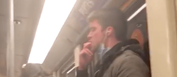 Belçika'da tükürüğünü metroya silen adam Belçika'da tükürüğünü metroya silen adam - Sputnik Türkiye