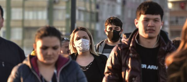 Maskeli yolcular Maskeli yolcular - Sputnik Türkiye