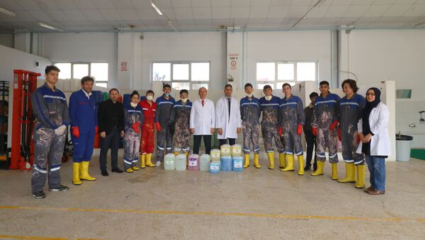 Yalova'da lise öğrencileri 4 ton dezenfektan üretti, okullarda kullanılacak - Sputnik Türkiye
