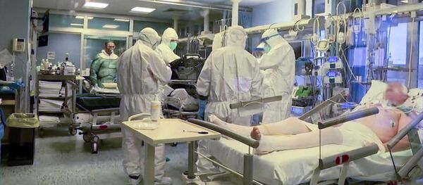 Kuzey İtalya, Cremona hastanesi, yoğun bakımda koronavirüs hastalarının tedavisi - Sputnik Türkiye