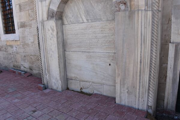 Tarihi çeşme kaldırıma gömüldü: '30 yıldır bu semtte oturuyorum, burada elimi yıkamak için merdiven kullanırdım' - Sputnik Türkiye