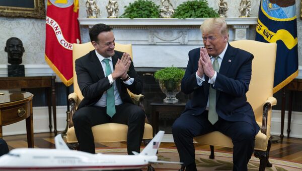 ABD Başkanı Donald Trump ve İrlanda Başbakanı Leo Varadkar, koronavirüs önlemi olarak el sıkışmak yerine birbirlerine ‘namaste selamı’ verdi - Sputnik Türkiye