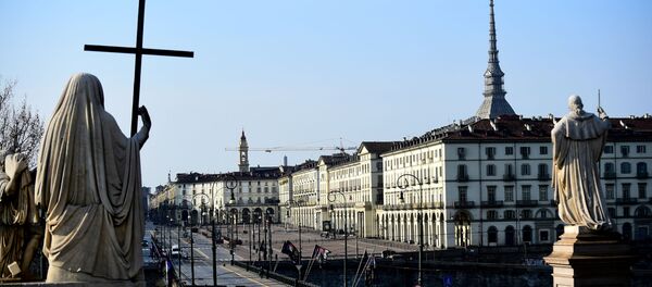 İtalya çapında koronavirüs karantinasının dördüncü gününde Torino'nun Vittorio Veneto Meydanı - Sputnik Türkiye