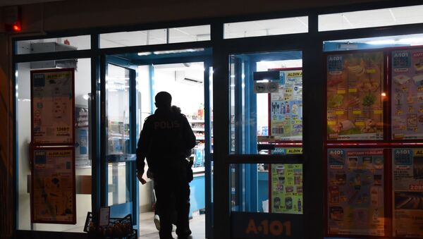 İzmir’in Bornova ilçesinde bulunan bir marketler zincirinde 16 yaşındaki genç tarafından silahlı soygun gerçekleştirildi - Sputnik Türkiye