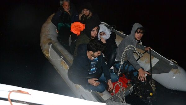 Dikili ilçesi açıklarında motoru arızalanan botta yardım isteyen 9 sığınmacı kurtarıldı - Sputnik Türkiye