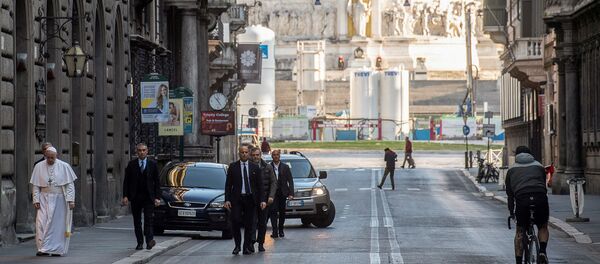 Papa Francis 'dua etmek' için Vatikan'dan ayrıldı, karantina nedeniyle boşalan Roma sokaklarında dolaştı. - Sputnik Türkiye