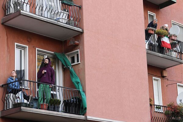 Dünyada halktan balkon ve çatılarda koronavirüse karşı direniş eylemi - Sputnik Türkiye