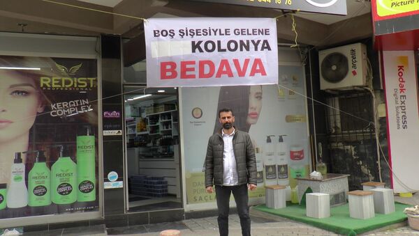 Bedava kolonya dağıtan Behnur Belek - Sputnik Türkiye