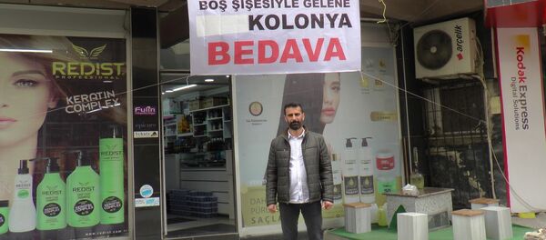 Bedava kolonya dağıtan Behnur Belek - Sputnik Türkiye