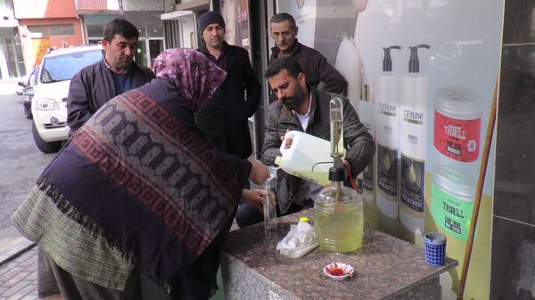 Fırsatçılara tepki gösteren esnaf, 400 kiloluk kolonyayı bedava dağıtmaya başladı - Sputnik Türkiye