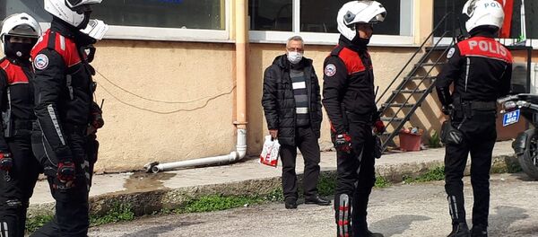 Karantina ihlali yapan şahıs polis eşliğinde hastaneye götürüldü - Sputnik Türkiye