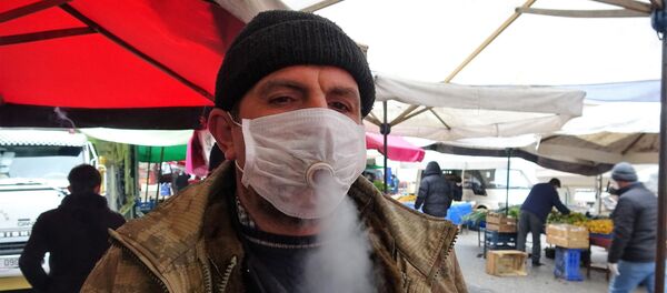 Sigara tiryakisi pazarcının koronavirüs maskesi görenleri şaşırttı - Sputnik Türkiye
