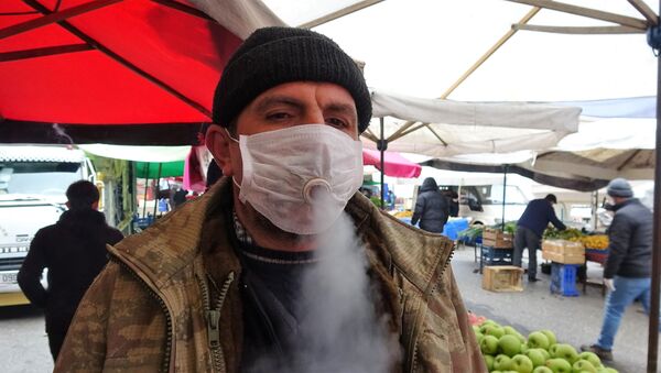 Sigara tiryakisi pazarcının koronavirüs maskesi görenleri şaşırttı - Sputnik Türkiye