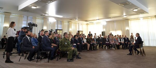 Rusya Devlet Başkanı Vladimir Putin, Kırım'ın Sivastapol kentinde toplumun önde gelenleriyle buluşmasında - Sputnik Türkiye