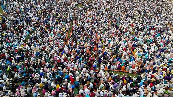 Bangladeş’te on binlerce insanın ‘koronavirüs duası’ yapmak üzere toplanması büyük tepki çekti. - Sputnik Türkiye