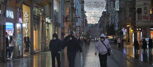 Türkiye'de koronavirüs vakalarının görülmesiyle birlikte, İstanbul meydanlarında yoğunluk azaldı. - Sputnik Türkiye