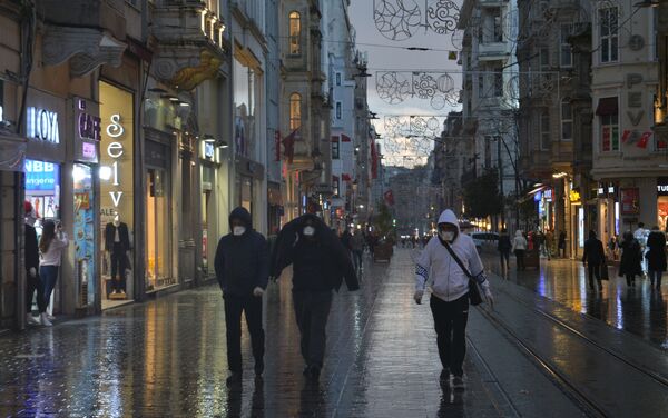 Türkiye'de koronavirüs vakalarının görülmesiyle birlikte, İstanbul meydanlarında yoğunluk azaldı. - Sputnik Türkiye