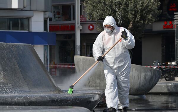 Belediyeler sokakları ve meydanları dezenfekte ediyor. - Sputnik Türkiye