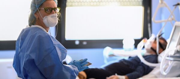 İtalya'daki bir hastanede tedavi gören koronavirüs hastası ve doktor  - Sputnik Türkiye