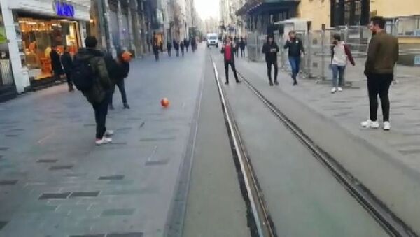 Koronavirüs nedeniyle boş kalan İstiklal Caddesi'nde top oynadılar - Sputnik Türkiye