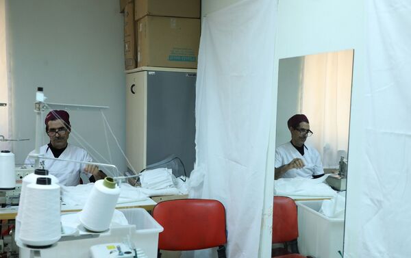 Diyarbakır Sağlık Bilimleri Üniversitesi Gazi Yaşargil Eğitim ve Araştırma Hastanesi, koronavirüs salgınına karşı hastanede ayrı maske üretmeye başladı. Gece  - Sputnik Türkiye