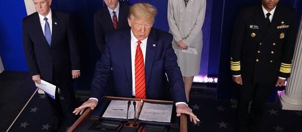 ABD Başkanı Donald Trump ile yönetiminin koronavirüs görev gücü, salgınla ilgili Beyaz Saray'da günlük basın toplantısında (19 Mart 2020) - Sputnik Türkiye