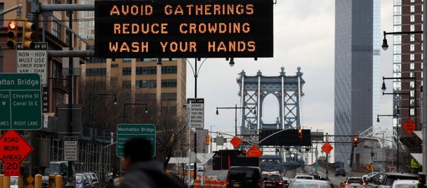 ABD'nin New York şehrinde koronavirüs tedbirlerine ilişkin bir uyarı levhası - Sputnik Türkiye