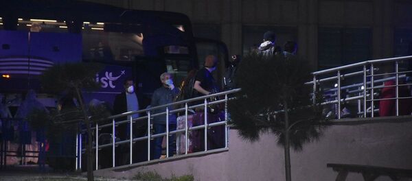 Yurt dışından uçakla İstanbul'a gelen öğrenciler Tekirdağ'da yurda yerleştirildi - Sputnik Türkiye