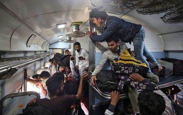 Hindistan'ın Maharashtra eyaletinde binlerce kişi, sokağa çıkma yasağı devreye girmeden eyaleti terk etmek için tren istasyonlarına akın etti - Sputnik Türkiye