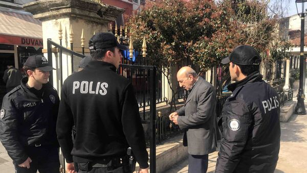 İstanbul’da polis sokağa çıkma yasağına uymayan yaşlıları uyardı - Sputnik Türkiye